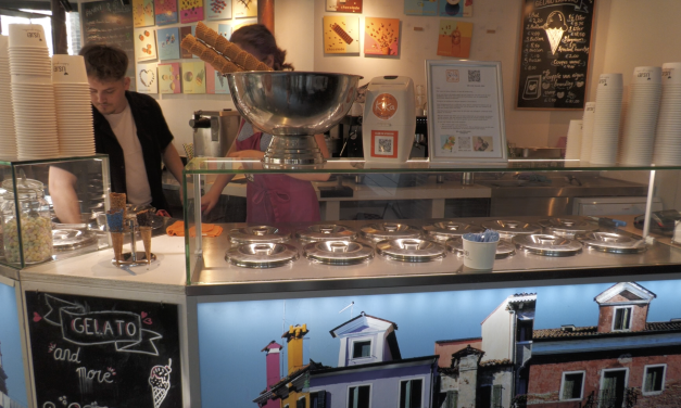 De drukte bij ijssalon Gelato Burano in Maarssen is begonnen
