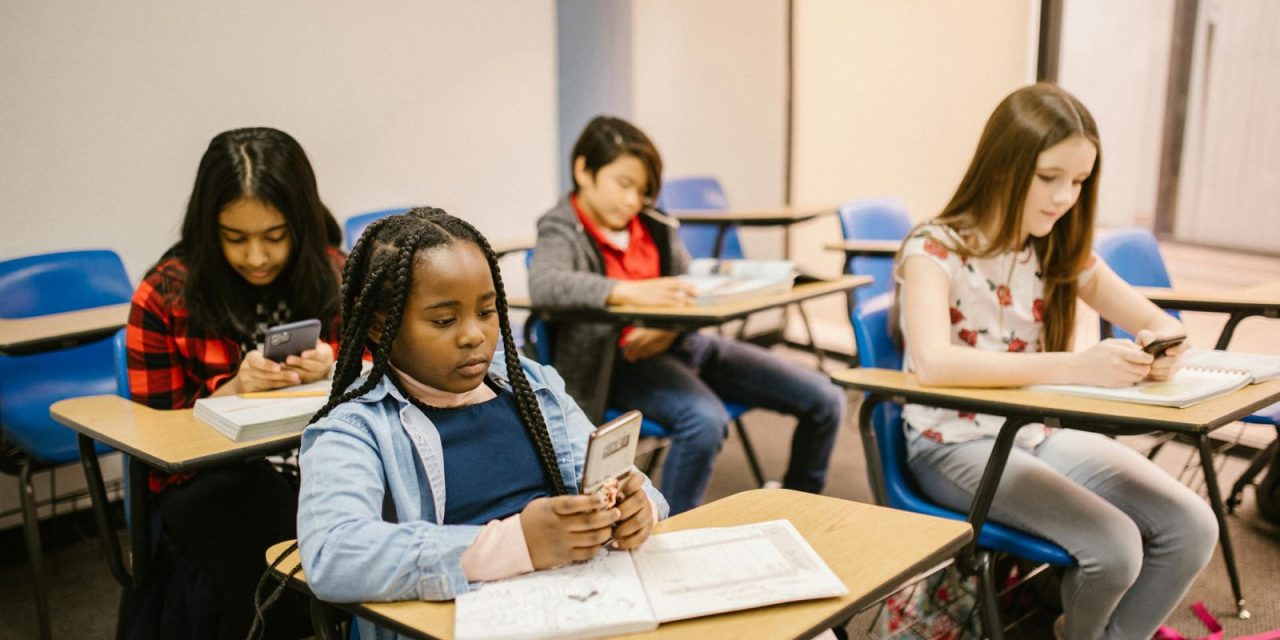 Landelijk voorstel D66 voor smartphoneverbod op scholen, ook in Stichtse Vecht?