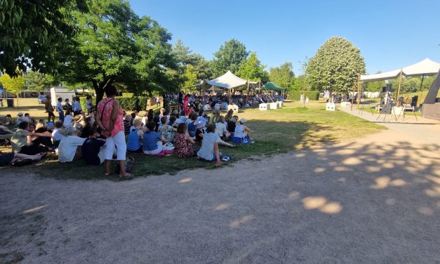 Comité 30 Juni/1juli Stichtse Vecht draagt bij aan de ‘bondru’ tijdens de Keti Koti herdenking