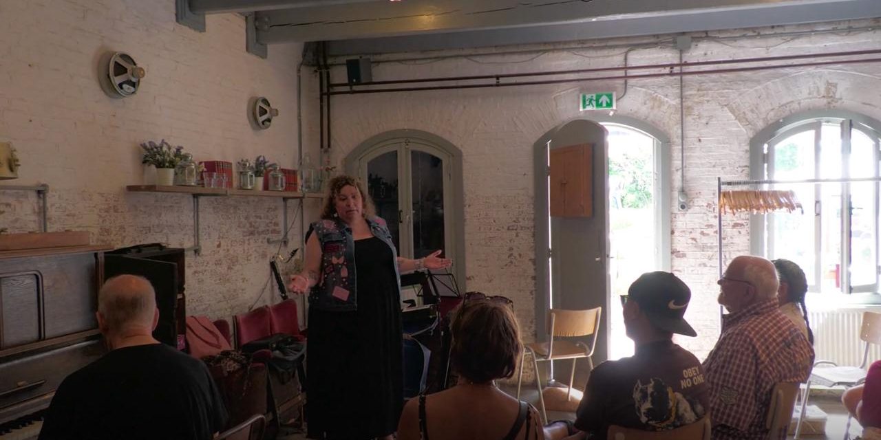 Lachen bij de Buren: Cabaret als kunstvorm tussen het publiek