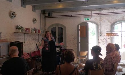 Lachen bij de Buren: Cabaret als kunstvorm tussen het publiek