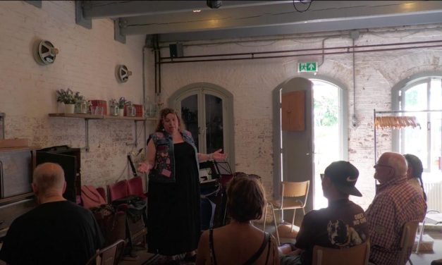 Lachen bij de Buren: Cabaret als kunstvorm tussen het publiek