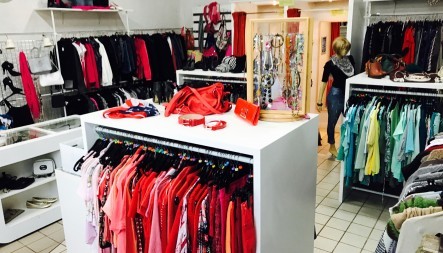 Steeds meer studenten in Maarssense kringloopwinkel de Sirkel, `De mond op mond reclame is heel belangrijk.`