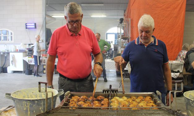 Oliebollenactie haalt geld op voor senioren: ‘Voor de senioren betekent het gewoon ontzettend veel’