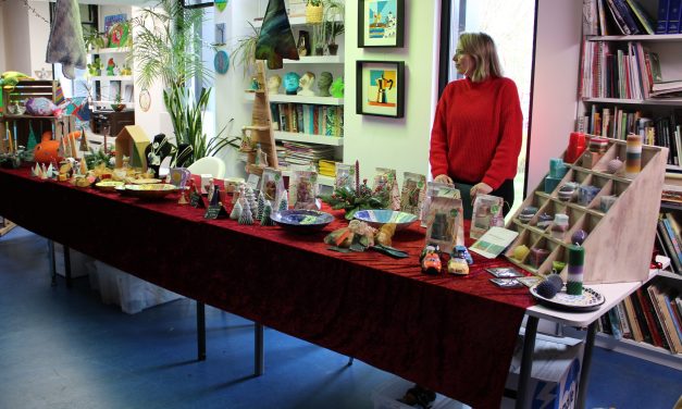 Met liefde gemaakte kerstcadeaus op kerstmarkt van Atelier Buitengewoon