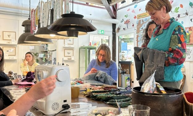 Kapotte kleding krijgt tweede leven tijdens workshop visible mending
