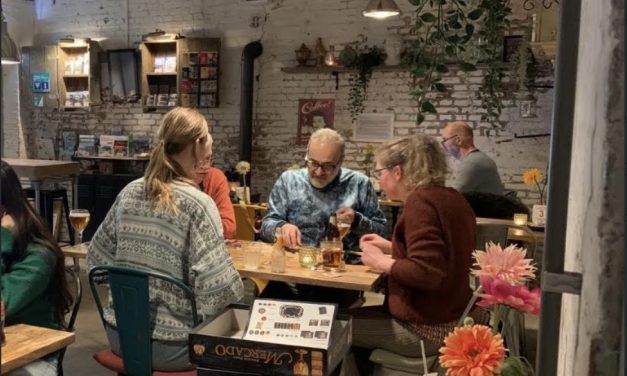Spelletjesavond in het Fortcafé: jong en oud samen aan tafel