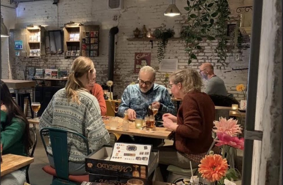 Spelletjesavond in het Fortcafé: jong en oud samen aan tafel