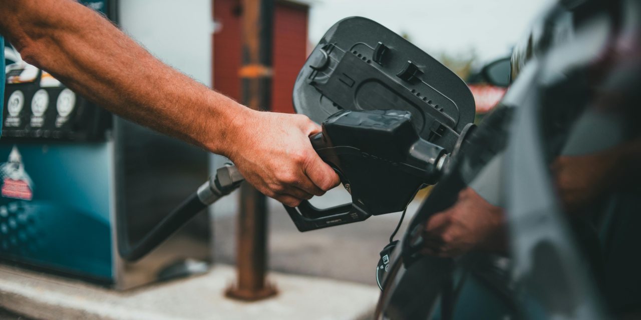 Benzineprijzen raken de Stichtse Vecht: ‘Ik heb er weinig vertrouwen in dat het aan de pomp goedkoper wordt’