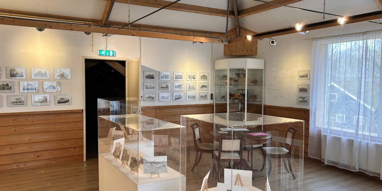 6000 kilometer op de fiets voor een pentekening: alle Nederlandse stations in beeld