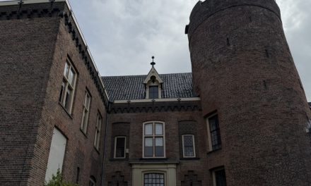 Speciale rondleiding voor dodenherdenking bij kasteel Loenersloot