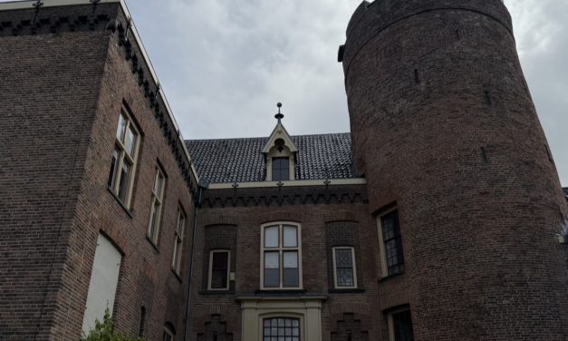 Speciale rondleiding voor dodenherdenking bij kasteel Loenersloot