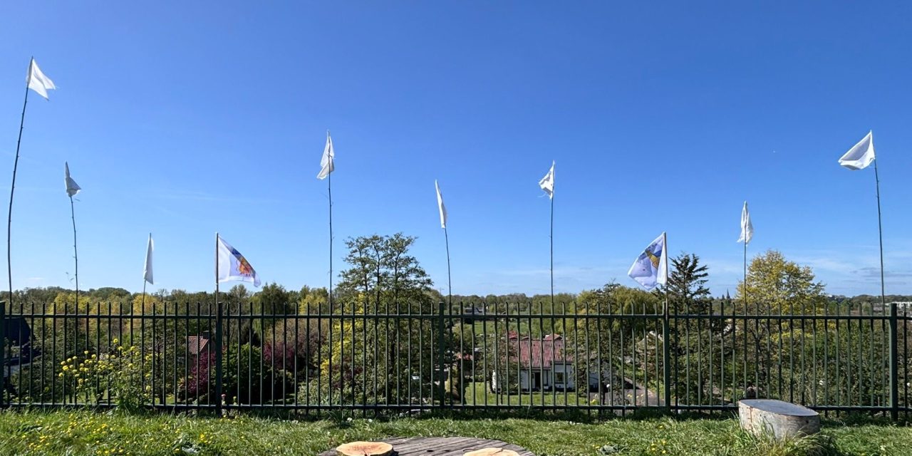 Buitenexpositie ‘No Weapons No War 3.0’ brengt poëzie en verzet naar Fort Maarsseveen