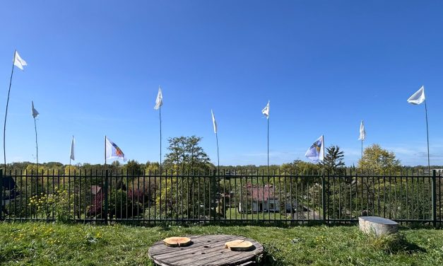 Buitenexpositie ‘No Weapons No War 3.0’ brengt poëzie en verzet naar Fort Maarsseveen