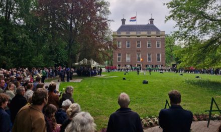 Dodenherdenking vult Goudestein met witte rozen