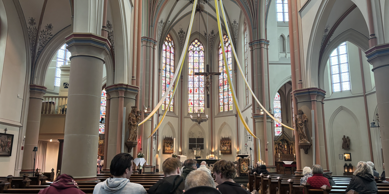 Wierook en stilte domineren Hemelvaartsviering in Heilig Hartkerk Maarssen