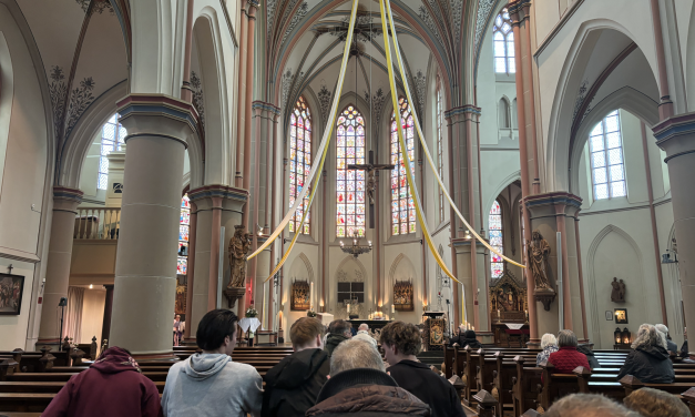 Wierook en stilte domineren Hemelvaartsviering in Heilig Hartkerk Maarssen