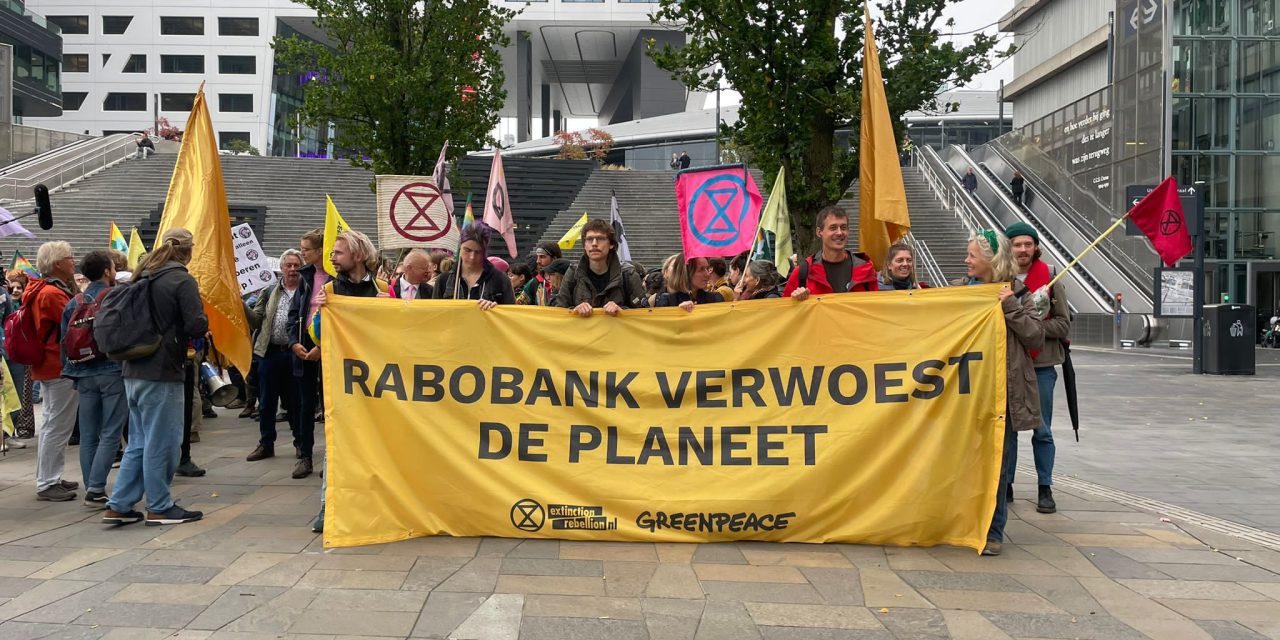 Extinction Rebellion en Greenpeace voor de deur bij Rabobank