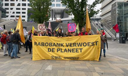 Extinction Rebellion en Greenpeace voor de deur bij Rabobank