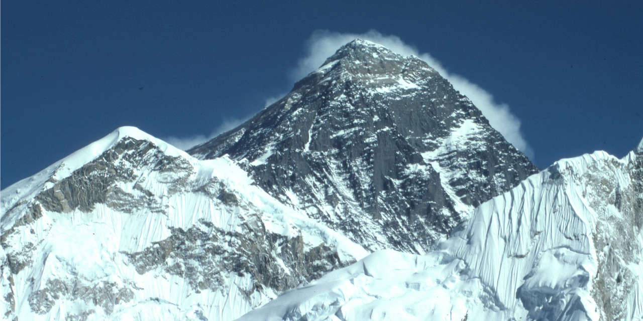 Op weg naar een schonere Everest: Klimmers verplicht om eigen ontlasting van de berg af mee te nemen