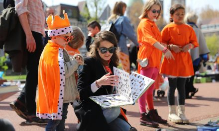 Spijkerpoepen, koekhappen en zaklopen; de basis van Koningsdag