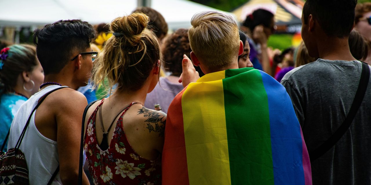 Minister Beenders wil homohuwelijk verankeren in Grondwet en stijgende homofobie in Vlaanderen onder jongeren