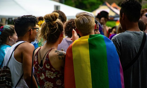 Minister Beenders wil homohuwelijk verankeren in Grondwet en stijgende homofobie in Vlaanderen onder jongeren