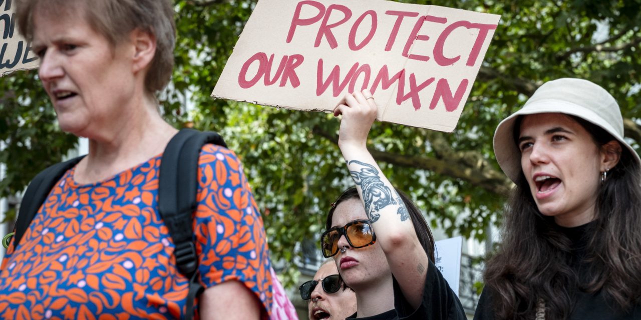 Geweld tegen vrouwen: gebeurt het echt alleen door mannen?
