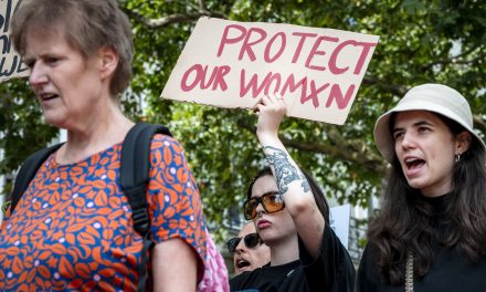 Geweld tegen vrouwen: gebeurt het echt alleen door mannen?