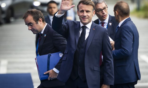 Jongeren verliezen vertrouwen in politiek door instabiliteit in Frankrijk