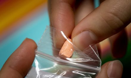 Drugs in de slaapkamer: waarom jongeren middelen gebruiken tijdens seks