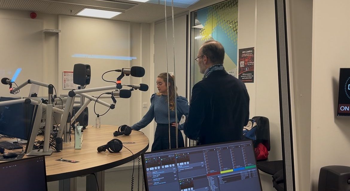 Eva van Wichen in de studio bij De macht van de manosfeer