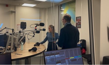 Eva van Wichen in de studio bij De macht van de manosfeer