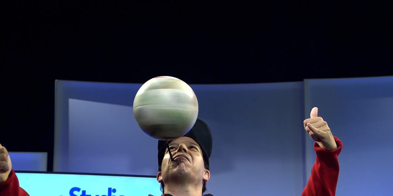 Kijk terug: Voetbal freestyler Airnesto zet de studio én zijn bal op z’n kop