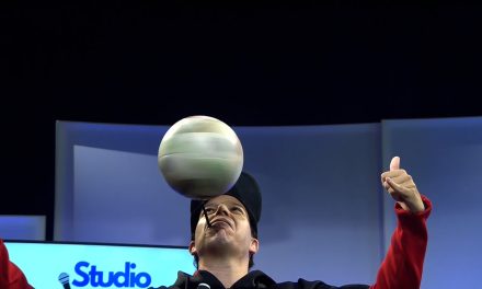 Kijk terug: Voetbal freestyler Airnesto zet de studio én zijn bal op z’n kop