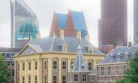 Politiek vertrouwen daalt alweer, behalve bij de tieners