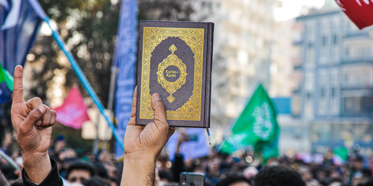Factcheck: het verbranden van de Koran is in principe gewoon toegestaan