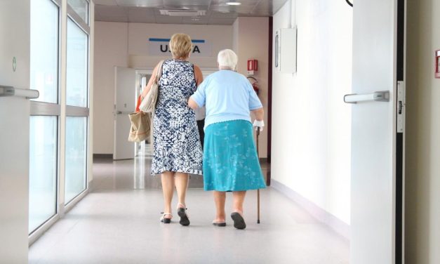 Ouderen belanden steeds vaker op de spoedeisende hulp door valincidenten