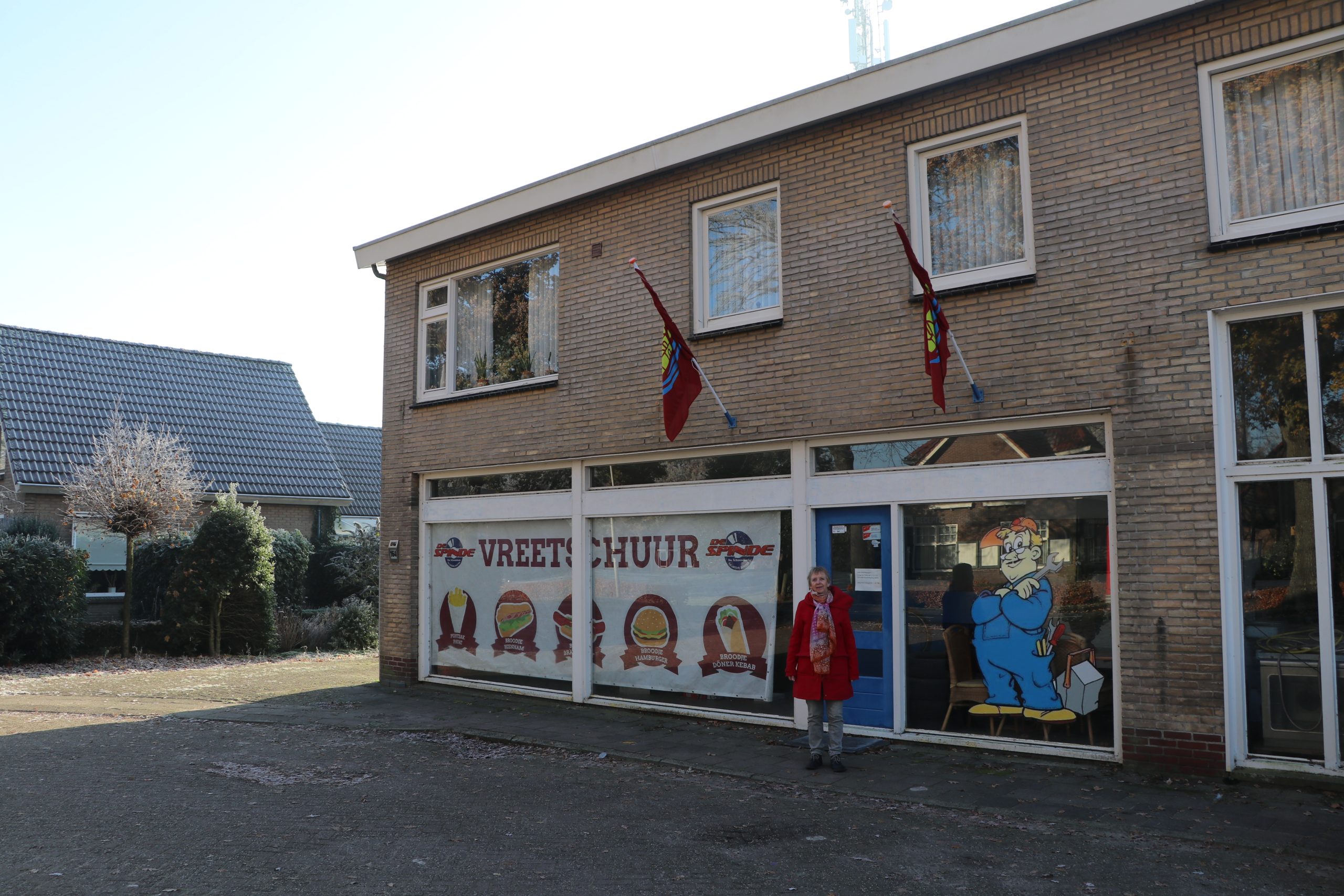 Riet Veenker voor de plek waar vroeger de zaal van de gymnastiekvereniging zat waar ze 12 jaar lid van is geweest.