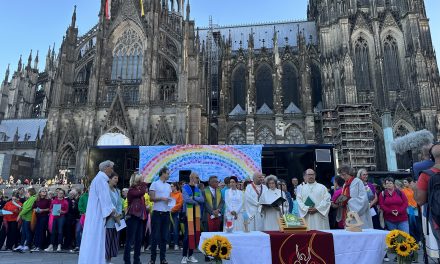Duitse priesters gaan tegen Vaticaan in en zegenen LHBTI’ers