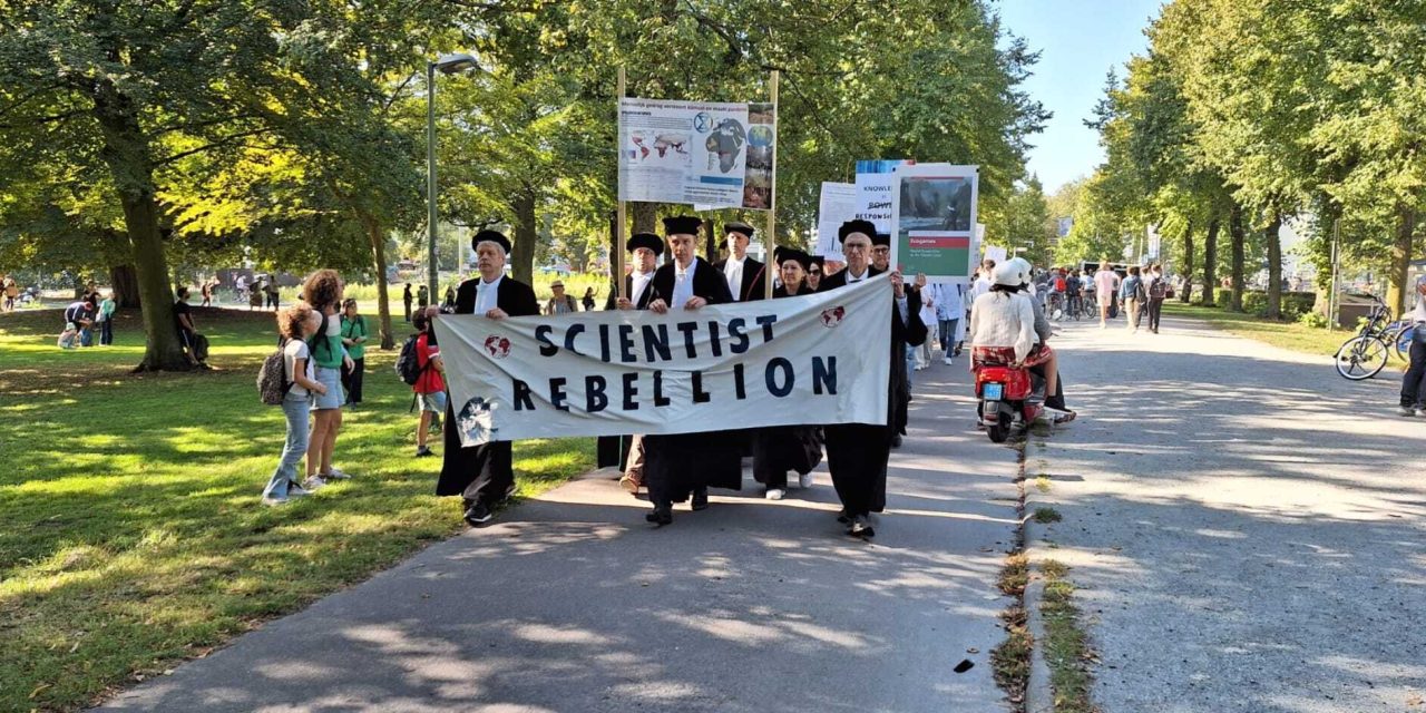 Natuuractivisten demonstreren voor fossielvrije toekomst op Malieveld