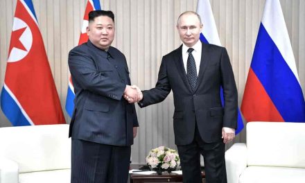 Kim Jong-Un en Poetin onderhandelen in Vladivostok met een militair thema