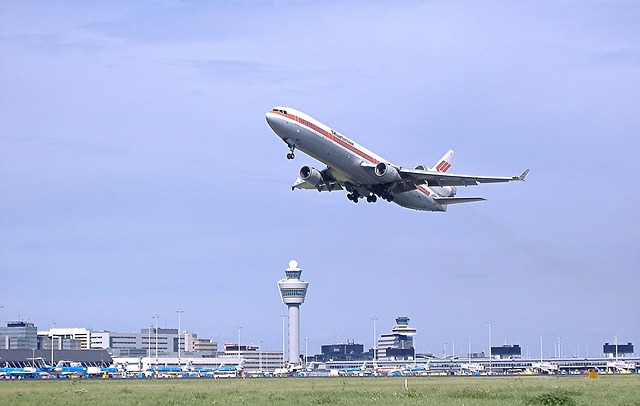 Upd8 checkt: 40 procent van de vluchten van en naar Schiphol gaat naar een bestemming binnen een straal van 800 kilometer, maar dit blijkt te kort door de bocht