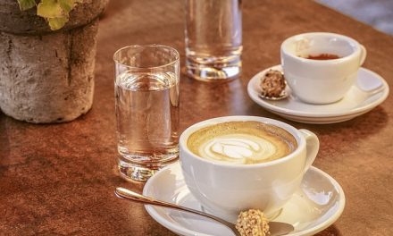 Factcheck: Glas water bij een kopje koffie niet noodzakelijk