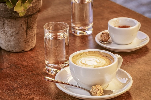 Factcheck: Glas water bij een kopje koffie niet noodzakelijk