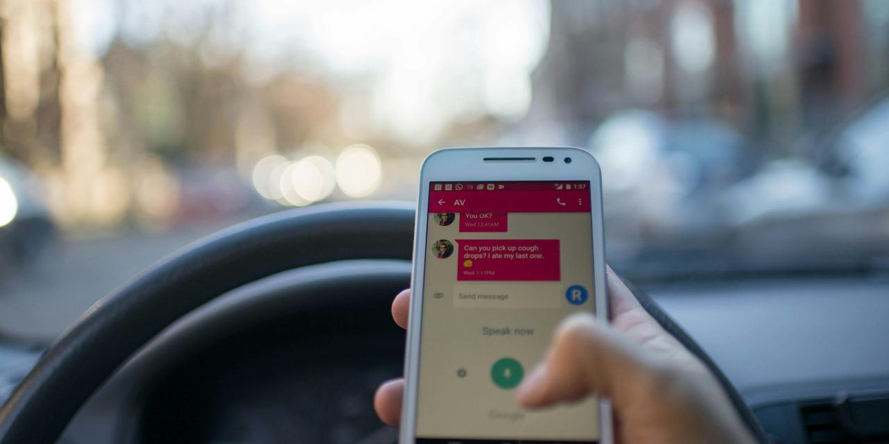 FACTCHECK: Maakt drie op de vier weggebruikers zich wel eens schuldig aan het gebruik van een mobiele telefoon onderweg?