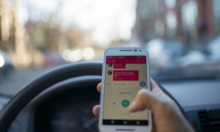 FACTCHECK: Maakt drie op de vier weggebruikers zich wel eens schuldig aan het gebruik van een mobiele telefoon onderweg?