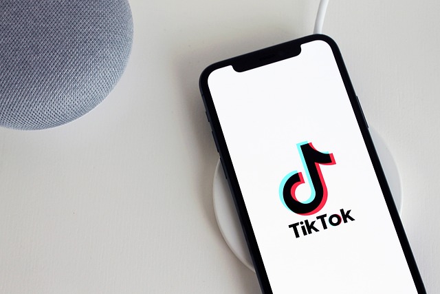 Generatiekloof op TikTok: Laura onderzoekt de verschillen tussen Millennials en Gen Z