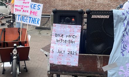 Marcheren voor queer zichtbaarheid door de straten van Amsterdam