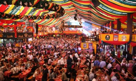 Bier, lederhosens en dirndls: Het oktoberfest barst dit weekend los in München
